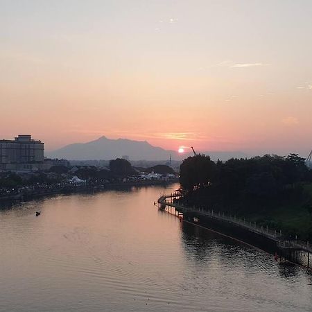 Lovely Waterfront Riverbank Suite With Pool กูชิง ภายนอก รูปภาพ