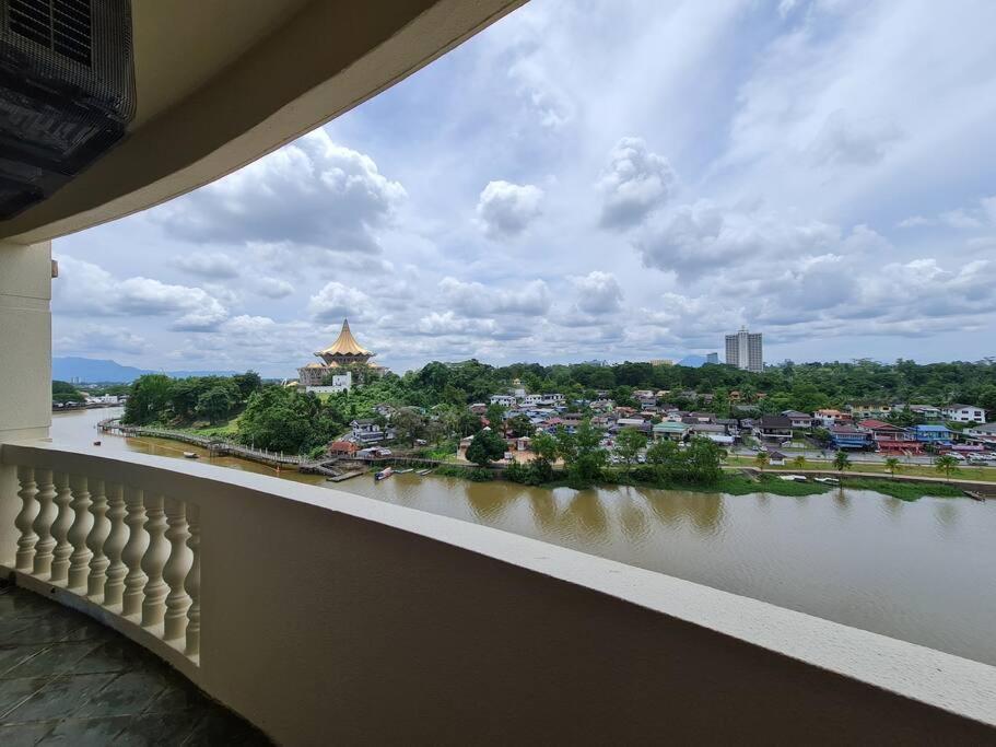 Lovely Waterfront Riverbank Suite With Pool กูชิง ภายนอก รูปภาพ