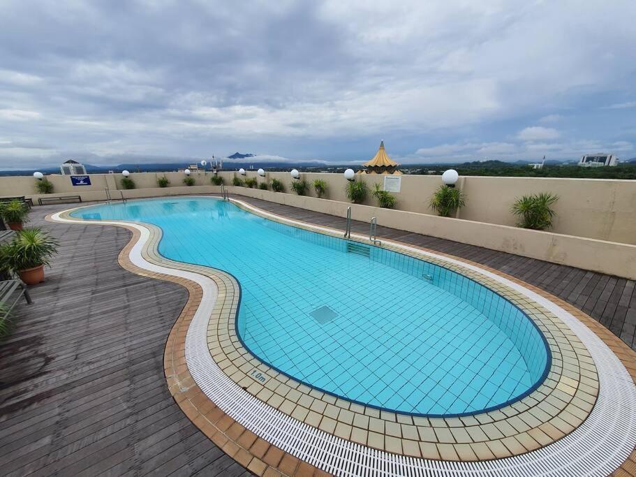 Lovely Waterfront Riverbank Suite With Pool กูชิง ภายนอก รูปภาพ