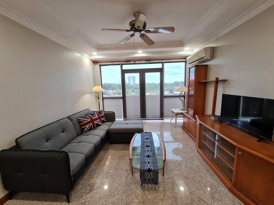 Lovely Waterfront Riverbank Suite With Pool กูชิง ภายนอก รูปภาพ