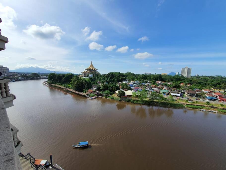 Lovely Waterfront Riverbank Suite With Pool กูชิง ภายนอก รูปภาพ