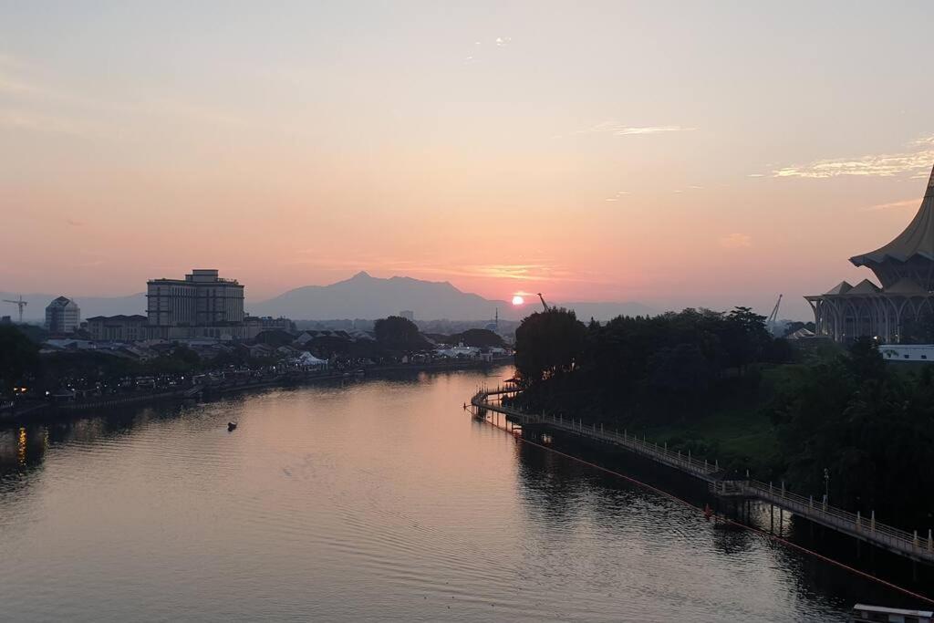 Lovely Waterfront Riverbank Suite With Pool กูชิง ภายนอก รูปภาพ