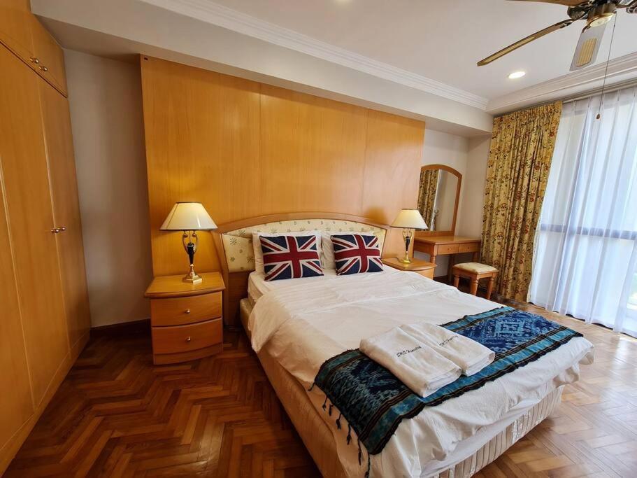 Lovely Waterfront Riverbank Suite With Pool กูชิง ภายนอก รูปภาพ